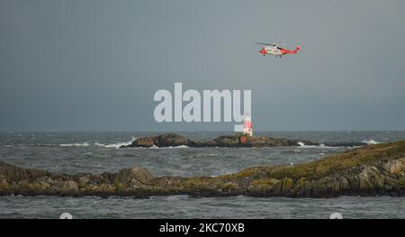 Hélicoptère de sauvetage Irish Cost Guard patrouilant la mer près de l'île Dalkey, pendant le confinement de niveau 5 de la COVID-19. Le ministère de la Santé a signalé aujourd'hui 5 325 nouveaux cas de Covid-19 et 17 décès. Mardi, 5 janvier 2021, à Dublin, Irlande. (Photo par Artur Widak/NurPhoto) Banque D'Images