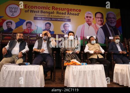 Le ministre d'État de l'Union pour les Finances Shri Anurag Thakur (Centre), Babul Supriyo le ministre d'État de l'Union, Mukul Roy, BJP le vice-président national, Dr Swapan Dasgupta, MP lors d'un séminaire sur la résurgence économique du Bengale occidental - Road Ahead , organisé par BJP Economic Cell and Intellectual Cell à Kolkata (Inde) sur 04 janvier (Photo de Debajyoti Chakraborty/NurPhoto) Banque D'Images