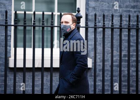 Le secrétaire d'État à la Santé et aux soins sociaux Matt Hancock, député conservateur du Suffolk occidental, porte un masque facial Union Jack arrivant sur Downing Street à Londres, en Angleterre, sur 6 janvier 2021. (Photo de David Cliff/NurPhoto) Banque D'Images