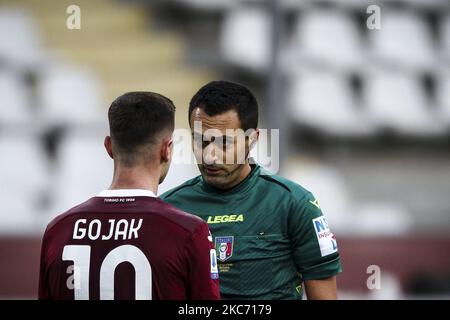 L'arbitre Marco Di Bello parle avec le milieu de terrain de Turin Amer Gojak (10) pendant la série Un match de football n.16 TORINO - HELLAS VERONA sur 06 janvier 2021 au Stadio Olimpico Grande de Turin, Piémont, Italie. Résultat final: Torino-Hellas Verona 1-1. (Photo de Matteo Bottanelli/NurPhoto) Banque D'Images