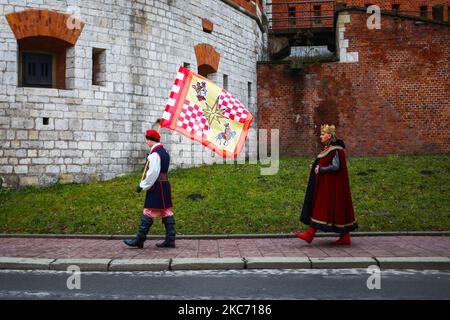 Les gens prennent part à l'Epiphanie, connue sous le nom de jour des trois Rois, à Cracovie, en Pologne, sur 06 janvier 2021. Le défilé commémore la visite biblique des trois Mages, connus sous le nom de trois Sages, au petit Jésus après sa naissance. En raison de la pandémie du coronavirus, le défilé de cette année a eu lieu sans foule de participants et a été diffusé en ligne. (Photo de Beata Zawrzel/NurPhoto) Banque D'Images