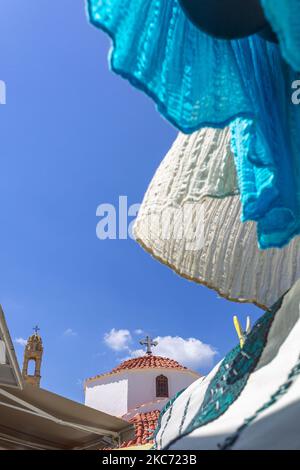 Robe nationale bleue blanche flitters dans le vent dans la vieille ville de Lindos. Rues étroites avec églises, maisons blanches sur l'île de Rhodes, Grèce. Photo de haute qualité Banque D'Images