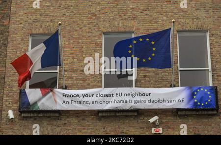 Une bannière disant « France, votre plus proche voisin de l'UE » vue devant l'ambassade de France, dans le centre-ville de Dublin. L'Irlande est de retour dans un verrouillage complet avec le gouvernement confirmant un certain nombre de nouvelles restrictions en vertu du niveau 5 du Plan pour vivre avec COVID. Le ministère de la Santé a rapporté aujourd'hui un nouveau record de 7 836 nouveaux cas de Covid-19, dont 2 263 à Dublin et 17 décès. Mercredi, 6 janvier 2021, à Dublin, Irlande. (Photo par Artur Widak/NurPhoto) Banque D'Images