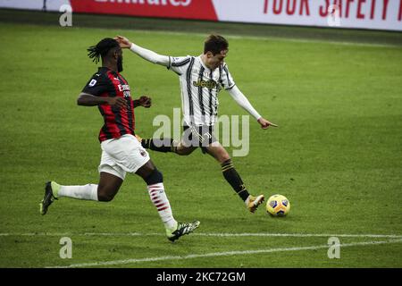 Juventus milieu de terrain Federico Chiesa (22) tire le ballon pendant la série Un match de football n.16 MILAN - JUVENTUS sur 06 janvier 2021 au Stadio Giuseppe Meazza à Milan, Lombardie, Italie. Résultat final: Milan-Juventus 1-3. (Photo de Matteo Bottanelli/NurPhoto) Banque D'Images