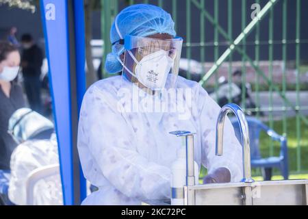 Une infirmière se lave les mains avant d'effectuer des tests PCR gratuits sur des personnes de la ville d'Usaquen à Bogota, Colombie, sur 6 janvier 2021 (photo de Daniel Garzon Herazo/NurPhoto) Banque D'Images