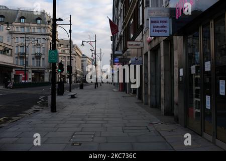 Vue générale de la rue Oxford, près de la rue vide, lors de la première semaine du troisième confinement national de niveau 5, a annoncé de combattre la pointe de Covid-19 putbreak, à Londres sur 7 janvier 2021. Le Royaume-Uni a pour objectif de vacciner tous les plus de 70s 000 personnes, les personnels de santé de première ligne et les plus cliniquement vulnérables d’ici la mi-février, date à laquelle ses règles actuelles de verrouillage seront réexaminées. Cela exigerait environ 13 millions de vaccinations Covid-19. Mardi, le pays avait vacciné plus de 1,3 millions de personnes. (Photo par Alberto Pezzali/NurPhoto) Banque D'Images