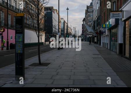 Vue générale de la rue Oxford, près de la rue vide, lors de la première semaine du troisième confinement national de niveau 5, a annoncé de combattre la pointe de Covid-19 putbreak, à Londres sur 7 janvier 2021. Le Royaume-Uni a pour objectif de vacciner tous les plus de 70s 000 personnes, les personnels de santé de première ligne et les plus cliniquement vulnérables d’ici la mi-février, date à laquelle ses règles actuelles de verrouillage seront réexaminées. Cela exigerait environ 13 millions de vaccinations Covid-19. Mardi, le pays avait vacciné plus de 1,3 millions de personnes. (Photo par Alberto Pezzali/NurPhoto) Banque D'Images