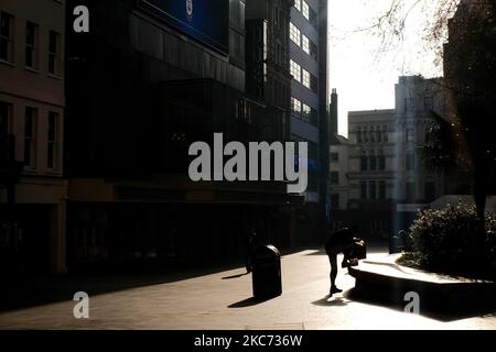 Vue générale de la place Leicester Square, près de la place vide, au cours de la première semaine du troisième confinement national de niveau 5, a annoncé de combattre le pic de Covid-19 putbreak, à Londres sur 7 janvier 2021. Le Royaume-Uni a pour objectif de vacciner tous les plus de 70s 000 personnes, les personnels de santé de première ligne et les plus cliniquement vulnérables d’ici la mi-février, date à laquelle ses règles actuelles de verrouillage seront réexaminées. Cela exigerait environ 13 millions de vaccinations Covid-19. Mardi, le pays avait vacciné plus de 1,3 millions de personnes. (Photo par Alberto Pezzali/NurPhoto) Banque D'Images