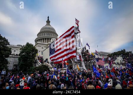 Les partisans de Trump près du capitole des États-Unis à la suite d'un rassemblement « Stop the Sal » sur 06 janvier 2021 à Washington, DC. Les manifestants ont pris d'assaut le bâtiment historique, brisant les fenêtres et se sont affrontés avec la police. Les partisans de Trump se sont rassemblés aujourd'hui dans la capitale nationale pour protester contre la ratification de la victoire du Collège électoral du président élu Joe Biden sur le président Trump lors des élections de 2020. (Photo de Selcuk Acar/NurPhoto) Banque D'Images