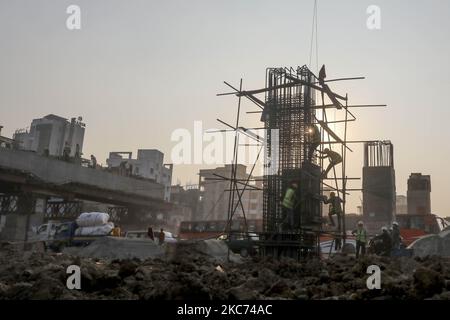 Des travailleurs bangladais préparent des armatures d'acier sur un site de construction du projet de développement du transport en commun rapide à Dhaka (Bangladesh), on 08 janvier 2021. Le Bangladesh est le pays qui connaît la croissance la plus rapide au monde, l'urbanisation augmentant rapidement. (Photo de Kazi Salahuddin Razu/NurPhoto) Banque D'Images