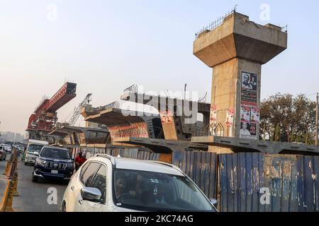 Des travailleurs bangladais préparent des armatures d'acier sur un site de construction du projet de développement du transport en commun rapide à Dhaka (Bangladesh), on 08 janvier 2021. Le Bangladesh est le pays qui connaît la croissance la plus rapide au monde, l'urbanisation augmentant rapidement. (Photo de Kazi Salahuddin Razu/NurPhoto) Banque D'Images