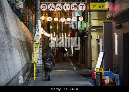 Des gens traversent le quartier déserté des bars à Tokyo, au Japon, sur 8 janvier 2021, dans le cadre de la pandémie Covid-19. En raison d'une recrudescence des affaires Covid-19, le Premier ministre japonais Yoshihide Suga a déclaré jeudi le deuxième état d'urgence. (Photo par Yusuke Harada/NurPhoto) Banque D'Images