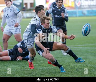 Sam Stuart, de Newcastle Falcons, se décharge sous pression lors du match de première division de Gallagher entre Newcastle Falcons et Gloucester Rugby à Kingston Park, Newcastle, le samedi 9th janvier 2021. (Photo de Chris Lishmon/MI News/NurPhoto) Banque D'Images