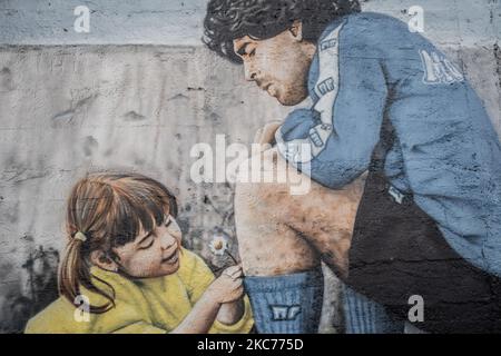 NAPLES, ITALIE - JUNUARY 8 - Une fresque représentant le footballeur argentin Diego Armano Maradona devant l'ancien Centro Sportivo Paradiso de Soccavo, à Naples, 4 janvier 2021. Le footballeur argentin Diego Armando Maradona était une figure importante pour le peuple napolitain. (Photo de Manuel Dorati/NurPhoto) Banque D'Images