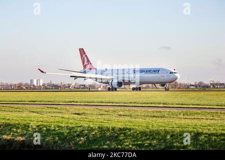 Les avions Airbus A330 de Turkish Airlines, tels qu'ils ont été vus, volent sur l'approche finale et atterrissent à l'aéroport international de Schiphol d'Amsterdam AMS EHAM arrivant d'Istanbul en Turquie IST. L'Airbus A330-300 ou A333 long-courrier à corps large est immatriculé TC-JOA et porte le nom Pamukkale. L'avion est alimenté par 2x moteurs à jet GE CF6. Turkish Airlines THY TK ou Türk Hava Yolar ? Est le porte-drapeau national de la Turquie et membre du groupe d'aviation Star Alliance. Le trafic mondial de passagers a diminué durant la période pandémique covid-19 du coronavirus, l'industrie luttant pour survivre pendant que les passagers kee Banque D'Images