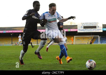 Les barrows Josh Kay et Southends Elvis Batomono se réunissent lors du match Sky Bet League 2 entre Southend United et Barrow à Roots Hall, Southend, le samedi 9th janvier 2021. (Photo de Ben Pooley/MI News/NurPhoto) Banque D'Images