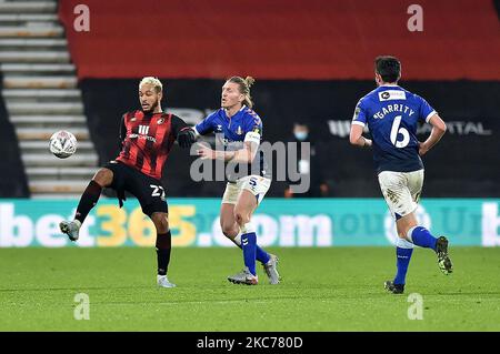 Les défenses Carl Piergianni d'Oldham Athletic avec Joshua King de Bournemouth lors du match de la FA Cup entre Bournemouth et Oldham Athletic au stade Vitality, à Bournemouth, le samedi 9th janvier 2021. (Photo d'Eddie Garvey/MI News/NurPhoto) Banque D'Images