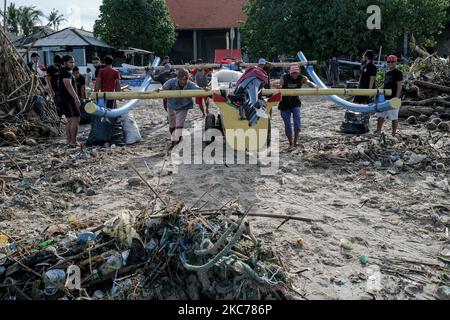 Des centaines de villageois de Jimbaran ont travaillé ensemble pour nettoyer des dizaines de tonnes de déchets bloqués sur la plage de Muaya, sur 10 janvier 2021. Cette condition environnementale se produit presque chaque année pendant la saison des pluies, en particulier au début de la nouvelle année en raison de la mousson occidentale, qui amène les déchets de la région occidentale de Bali à la côte ouest de Bali. (Photo par Keyza Widiatmika/NurPhoto) Banque D'Images