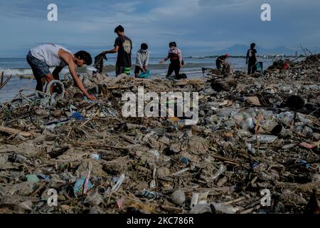 Des centaines de villageois de Jimbaran ont travaillé ensemble pour nettoyer des dizaines de tonnes de déchets bloqués sur la plage de Muaya, sur 10 janvier 2021. Cette condition environnementale se produit presque chaque année pendant la saison des pluies, en particulier au début de la nouvelle année en raison de la mousson occidentale, qui amène les déchets de la région occidentale de Bali à la côte ouest de Bali. (Photo par Keyza Widiatmika/NurPhoto) Banque D'Images