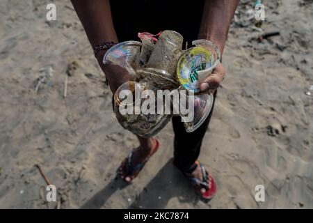 Des centaines de villageois de Jimbaran ont travaillé ensemble pour nettoyer des dizaines de tonnes de déchets bloqués sur la plage de Muaya, sur 10 janvier 2021. Cette condition environnementale se produit presque chaque année pendant la saison des pluies, en particulier au début de la nouvelle année en raison de la mousson occidentale, qui amène les déchets de la région occidentale de Bali à la côte ouest de Bali. (Photo par Keyza Widiatmika/NurPhoto) Banque D'Images