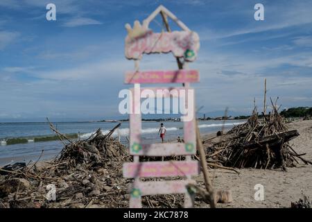 Des centaines de villageois de Jimbaran ont travaillé ensemble pour nettoyer des dizaines de tonnes de déchets bloqués sur la plage de Muaya, sur 10 janvier 2021. Cette condition environnementale se produit presque chaque année pendant la saison des pluies, en particulier au début de la nouvelle année en raison de la mousson occidentale, qui amène les déchets de la région occidentale de Bali à la côte ouest de Bali. (Photo par Keyza Widiatmika/NurPhoto) Banque D'Images