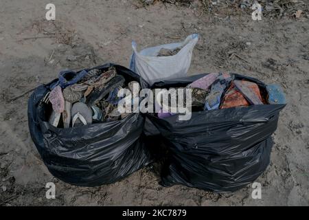 Des centaines de villageois de Jimbaran ont travaillé ensemble pour nettoyer des dizaines de tonnes de déchets bloqués sur la plage de Muaya, sur 10 janvier 2021. Cette condition environnementale se produit presque chaque année pendant la saison des pluies, en particulier au début de la nouvelle année en raison de la mousson occidentale, qui amène les déchets de la région occidentale de Bali à la côte ouest de Bali. (Photo par Keyza Widiatmika/NurPhoto) Banque D'Images