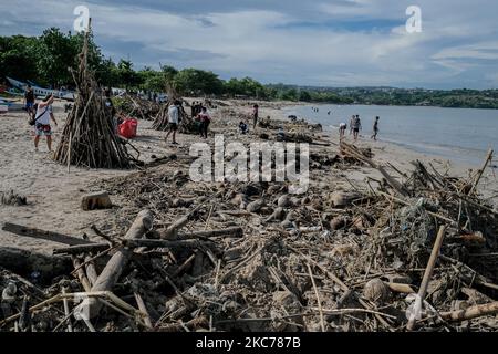 Des centaines de villageois de Jimbaran ont travaillé ensemble pour nettoyer des dizaines de tonnes de déchets bloqués sur la plage de Muaya, sur 10 janvier 2021. Cette condition environnementale se produit presque chaque année pendant la saison des pluies, en particulier au début de la nouvelle année en raison de la mousson occidentale, qui amène les déchets de la région occidentale de Bali à la côte ouest de Bali. (Photo par Keyza Widiatmika/NurPhoto) Banque D'Images