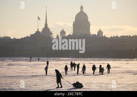 Les gens marchent le long de la rivière Neva gelée près de la forteresse Pierre-et-Paul pendant un gel violent à Saint-Pétersbourg. La température dans la ville a chuté à moins 17 degrés. Saint-Pétersbourg, Russie, 10 janvier 2020 (photo de Valya Egorshin/NurPhoto) Banque D'Images