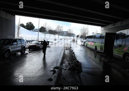 L'initiative SOS 4x4 Madrid déplace les patients et les travailleurs de la santé vers les urgences médicales de l'hôpital universitaire Puerta de Hierro de Madrid le 10th janvier 2021. La tempête de Filomena a causé des ravages dans les services de santé de la Communauté de Madrid, obligeant les travailleurs sanitaires à doubler leurs jours depuis le début de la chute de neige. Des dizaines de conducteurs bénévoles ont proposé de prêter main forte en emportant des travailleurs de la santé et des patients dans les hôpitaux qui ont été isolés par la neige à travers un groupe de télégramme pour chaque hôpital de Madrid. (Photo de Juan Carlos Lucas/NurPhoto) Banque D'Images