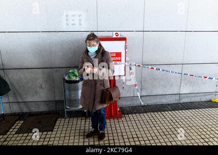 L'initiative SOS 4x4 Madrid déplace les patients et les travailleurs de la santé vers les urgences médicales de l'hôpital universitaire Puerta de Hierro de Madrid le 10th janvier 2021. La tempête de Filomena a causé des ravages dans les services de santé de la Communauté de Madrid, obligeant les travailleurs sanitaires à doubler leurs jours depuis le début de la chute de neige. Des dizaines de conducteurs bénévoles ont proposé de prêter main forte en emportant des travailleurs de la santé et des patients dans les hôpitaux qui ont été isolés par la neige à travers un groupe de télégramme pour chaque hôpital de Madrid. (Photo de Juan Carlos Lucas/NurPhoto) Banque D'Images