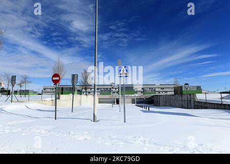 L'initiative SOS 4x4 Madrid déplace les patients et les travailleurs de la santé vers les urgences médicales de l'hôpital universitaire Puerta de Hierro de Madrid le 10th janvier 2021. La tempête de Filomena a causé des ravages dans les services de santé de la Communauté de Madrid, obligeant les travailleurs sanitaires à doubler leurs jours depuis le début de la chute de neige. Des dizaines de conducteurs bénévoles ont proposé de prêter main forte en emportant des travailleurs de la santé et des patients dans les hôpitaux qui ont été isolés par la neige à travers un groupe de télégramme pour chaque hôpital de Madrid. (Photo de Juan Carlos Lucas/NurPhoto) Banque D'Images