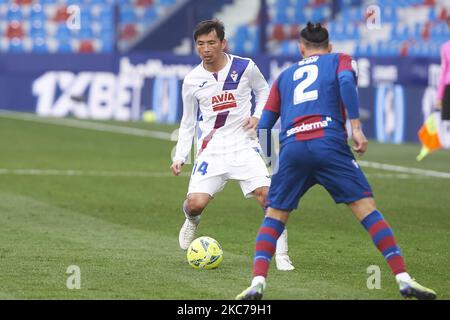 Takashi Inui d'Eibar pendant la Liga Santander mach entre Levante et Eibar à l'Estadio Ciutat de Valencia le 10 janvier 2021 à Valence, Espagne (photo de Maria Jose Segovia/NurPhoto) Banque D'Images