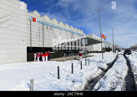 L'initiative SOS 4x4 Madrid déplace les patients et les travailleurs de la santé vers les urgences médicales de l'hôpital universitaire Puerta de Hierro de Madrid le 10th janvier 2021. La tempête de Filomena a causé des ravages dans les services de santé de la Communauté de Madrid, obligeant les travailleurs sanitaires à doubler leurs jours depuis le début de la chute de neige. Des dizaines de conducteurs bénévoles ont proposé de prêter main forte en emportant des travailleurs de la santé et des patients dans les hôpitaux qui ont été isolés par la neige à travers un groupe de télégramme pour chaque hôpital de Madrid. (Photo de Juan Carlos Lucas/NurPhoto) Banque D'Images