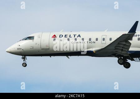 Delta Air Lines Bombardier CRJ 200 tel qu'il a été vu voler sur l'approche finale pour l'atterrissage à l'aéroport international JFK John F. Kennedy de New York. Le type d'avion est changé pour Mitsubishi CRJ-200LR, car Mitshubishi a acheté la division spécifique de Bombardier. L'avion spécifique est également exploité par Endeavour Air, une compagnie aérienne régionale américaine opérant sous le nom de Delta Connection pour Delta Air Lines. L'immatriculation de cet avion régional est N8894A et est alimentée par 2x moteurs à jet GE CF34. Delta Airlines est la deuxième compagnie aérienne au monde, membre de l'alliance SkyTeam avec headquar Banque D'Images