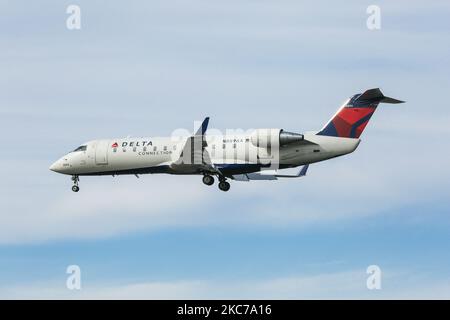 Delta Air Lines Bombardier CRJ 200 tel qu'il a été vu voler sur l'approche finale pour l'atterrissage à l'aéroport international JFK John F. Kennedy de New York. Le type d'avion est changé pour Mitsubishi CRJ-200LR, car Mitshubishi a acheté la division spécifique de Bombardier. L'avion spécifique est également exploité par Endeavour Air, une compagnie aérienne régionale américaine opérant sous le nom de Delta Connection pour Delta Air Lines. L'immatriculation de cet avion régional est N8894A et est alimentée par 2x moteurs à jet GE CF34. Delta Airlines est la deuxième compagnie aérienne au monde, membre de l'alliance SkyTeam avec headquar Banque D'Images