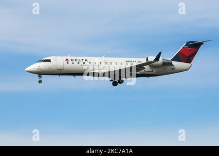 Delta Air Lines Bombardier CRJ 200 tel qu'il a été vu voler sur l'approche finale pour l'atterrissage à l'aéroport international JFK John F. Kennedy de New York. Le type d'avion est changé pour Mitsubishi CRJ-200LR, car Mitshubishi a acheté la division spécifique de Bombardier. L'avion spécifique est également exploité par Endeavour Air, une compagnie aérienne régionale américaine opérant sous le nom de Delta Connection pour Delta Air Lines. L'immatriculation de cet avion régional est N8894A et est alimentée par 2x moteurs à jet GE CF34. Delta Airlines est la deuxième compagnie aérienne au monde, membre de l'alliance SkyTeam avec headquar Banque D'Images