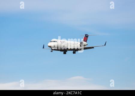 Delta Air Lines Bombardier CRJ 200 tel qu'il a été vu voler sur l'approche finale pour l'atterrissage à l'aéroport international JFK John F. Kennedy de New York. Le type d'avion est changé pour Mitsubishi CRJ-200LR, car Mitshubishi a acheté la division spécifique de Bombardier. L'avion spécifique est également exploité par Endeavour Air, une compagnie aérienne régionale américaine opérant sous le nom de Delta Connection pour Delta Air Lines. L'immatriculation de cet avion régional est N8894A et est alimentée par 2x moteurs à jet GE CF34. Delta Airlines est la deuxième compagnie aérienne au monde, membre de l'alliance SkyTeam avec headquar Banque D'Images