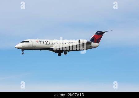 Delta Air Lines Bombardier CRJ 200 tel qu'il a été vu voler sur l'approche finale pour l'atterrissage à l'aéroport international JFK John F. Kennedy de New York. Le type d'avion est changé pour Mitsubishi CRJ-200LR, car Mitshubishi a acheté la division spécifique de Bombardier. L'avion spécifique est également exploité par Endeavour Air, une compagnie aérienne régionale américaine opérant sous le nom de Delta Connection pour Delta Air Lines. L'immatriculation de cet avion régional est N8894A et est alimentée par 2x moteurs à jet GE CF34. Delta Airlines est la deuxième compagnie aérienne au monde, membre de l'alliance SkyTeam avec headquar Banque D'Images