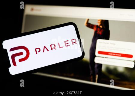 Le logo de l'application Parler s'affiche sur l'écran d'un téléphone et le site Web de Parler s'affiche sur l'écran d'un ordinateur portable sur cette photo prise en Pologne sur 10 janvier 2020. Les géants de la technologie Google, Apple et Amazon ont bloqué l'application Parler de leurs plates-formes, comme un dangereux pour la sécurité publique. (Photo d'illustration par Jakub Porzycki/NurPhoto) Banque D'Images