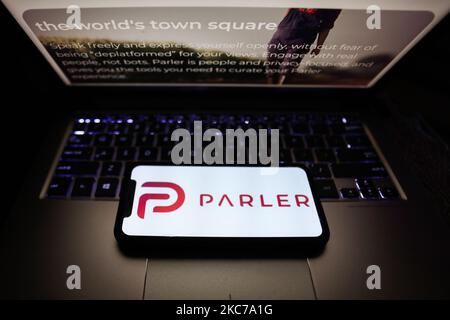 Le logo de l'application Parler s'affiche sur l'écran d'un téléphone et le site Web de Parler s'affiche sur l'écran d'un ordinateur portable sur cette photo prise en Pologne sur 10 janvier 2020. Les géants de la technologie Google, Apple et Amazon ont bloqué l'application Parler de leurs plates-formes, comme un dangereux pour la sécurité publique. (Photo d'illustration par Jakub Porzycki/NurPhoto) Banque D'Images