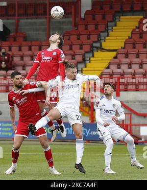 Jordan Tunnicliffe, de Crawley Town, et Kalvin Phillips, de Leeds, se sont Unis lors de la troisième ronde de la coupe FA entre Crawley Town et Leeds, au stade des pensions du peuple, à Crawley, au Royaume-Uni, le 10th janvier 2021 (photo d'action Foto Sport/NurPhoto) Banque D'Images