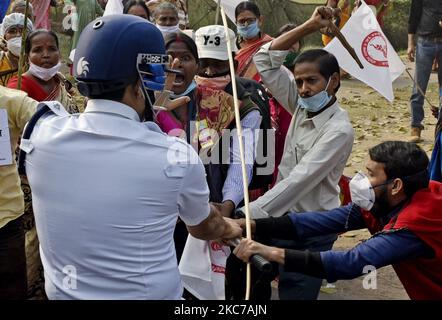 L'affrontement de la police avec les personnes qui participent à l'Association des enseignants du Bengale dans un rassemblement de protestation exige l'emploi, salaire et plan de retraite, contre le gouvernement de l'État, Kolkata, Inde, 11 janvier 2021. (Photo par Indranil Aditya/NurPhoto) Banque D'Images