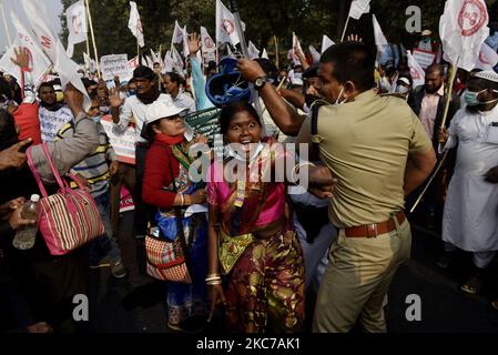 Une femme a crié des slogans alors qu'elle participe à l'Association des enseignants du Bengale dans un rassemblement de protestation exige l'emploi, salaire et plan de retraite, contre le gouvernement de l'État, Kolkata, Inde, 11 janvier 2021. (Photo par Indranil Aditya/NurPhoto) Banque D'Images