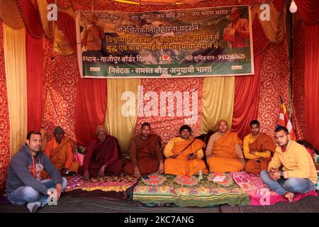 Les moines bouddhistes rejoignent les fermiers alors qu'ils bloquent une grande autoroute pour protester contre les nouvelles lois agricoles à la frontière de l'État de Delhi-Uttar Pradesh près de Ghazipur, à la périphérie de New Delhi, en Inde, sur 11 janvier 2021. Des dizaines de milliers d'agriculteurs protestent depuis 47 jours aux principaux points d'entrée dans la capitale nationale. (Photo de Mayank Makhija/NurPhoto) Banque D'Images