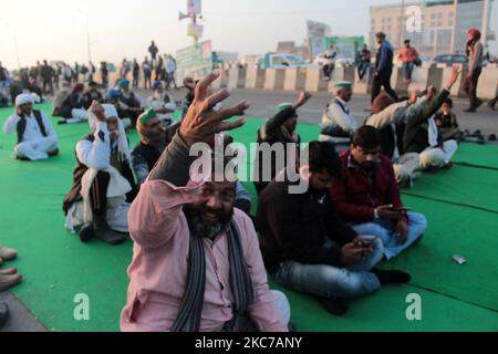 Les agriculteurs criaient des slogans alors qu'ils bloquaient une grande autoroute pour protester contre les nouvelles lois agricoles à la frontière de l'État de Delhi-Uttar Pradesh près de Ghazipur, à la périphérie de New Delhi, en Inde, sur 11 janvier 2021. Des dizaines de milliers d'agriculteurs protestent depuis 47 jours aux principaux points d'entrée dans la capitale nationale. (Photo de Mayank Makhija/NurPhoto) Banque D'Images