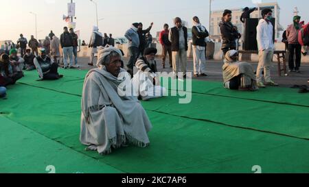 Les agriculteurs écoutent un conférencier alors qu'ils bloquent une grande autoroute pour protester contre les nouvelles lois agricoles à la frontière de l'État de Delhi-Uttar Pradesh près de Ghazipur, à la périphérie de New Delhi, en Inde, sur 11 janvier 2021. Des dizaines de milliers d'agriculteurs protestent depuis 47 jours aux principaux points d'entrée dans la capitale nationale. (Photo de Mayank Makhija/NurPhoto) Banque D'Images