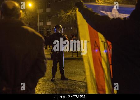 Un manifestant montre à la police le drapeau de l'indépendance catalane. Près des élections de la Generalitat de Catalogne, le parti d'extrême droite espagnol Vox, met en place une tente d'information sur l'Avenida Meridiana, une avenue de Barcelone, en Espagne, sur 10 janvier 2021 où il y a des manifestations hebdomadaires pour l'indépendance de la Catalogne. Les groupes antifascistes et indépendantistes catalans ont organisé une manifestation contre la tente d'information du parti Vox. La police a empêché l'approche et a identifié les personnes des groupes antifascistes (photo de Thiago Prudencio/DAX Images/NurPhoto) Banque D'Images