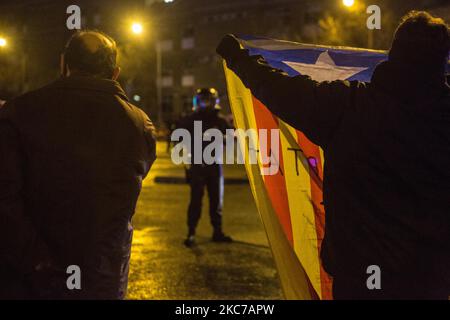 Un manifestant montre à la police le drapeau de l'indépendance catalane. Près des élections de la Generalitat de Catalogne, le parti d'extrême droite espagnol Vox, met en place une tente d'information sur l'Avenida Meridiana, une avenue de Barcelone, en Espagne, sur 10 janvier 2021 où il y a des manifestations hebdomadaires pour l'indépendance de la Catalogne. Les groupes antifascistes et indépendantistes catalans ont organisé une manifestation contre la tente d'information du parti Vox. La police a empêché l'approche et a identifié les personnes des groupes antifascistes (photo de Thiago Prudencio/DAX Images/NurPhoto) Banque D'Images