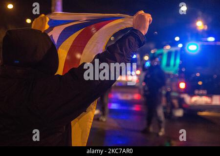 Un manifestant montre à la police le drapeau de l'indépendance catalane. Près des élections de la Generalitat de Catalogne, le parti d'extrême droite espagnol Vox, met en place une tente d'information sur l'Avenida Meridiana, une avenue de Barcelone, en Espagne, sur 10 janvier 2021 où il y a des manifestations hebdomadaires pour l'indépendance de la Catalogne. Les groupes antifascistes et indépendantistes catalans ont organisé une manifestation contre la tente d'information du parti Vox. La police a empêché l'approche et a identifié les personnes des groupes antifascistes (photo de Thiago Prudencio/DAX Images/NurPhoto) Banque D'Images