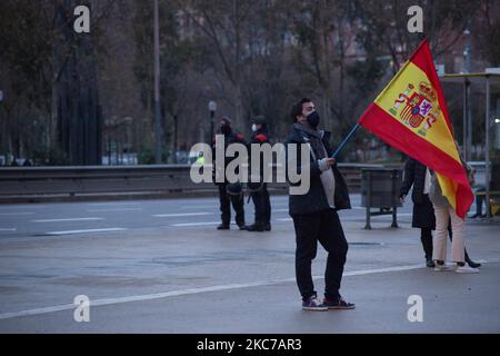 Homme avec masque de protection est vu avec le drapeau de l'Espagne. Près des élections de la Generalitat de Catalogne, le parti d'extrême droite espagnol Vox, met en place une tente d'information sur l'Avenida Meridiana, une avenue de Barcelone, en Espagne, sur 10 janvier 2021 où il y a des manifestations hebdomadaires pour l'indépendance de la Catalogne. Les groupes antifascistes et indépendantistes catalans ont organisé une manifestation contre la tente d'information du parti Vox. La police a empêché l'approche et a identifié les personnes des groupes antifascistes (photo de Thiago Prudencio/DAX Images/NurPhoto) Banque D'Images